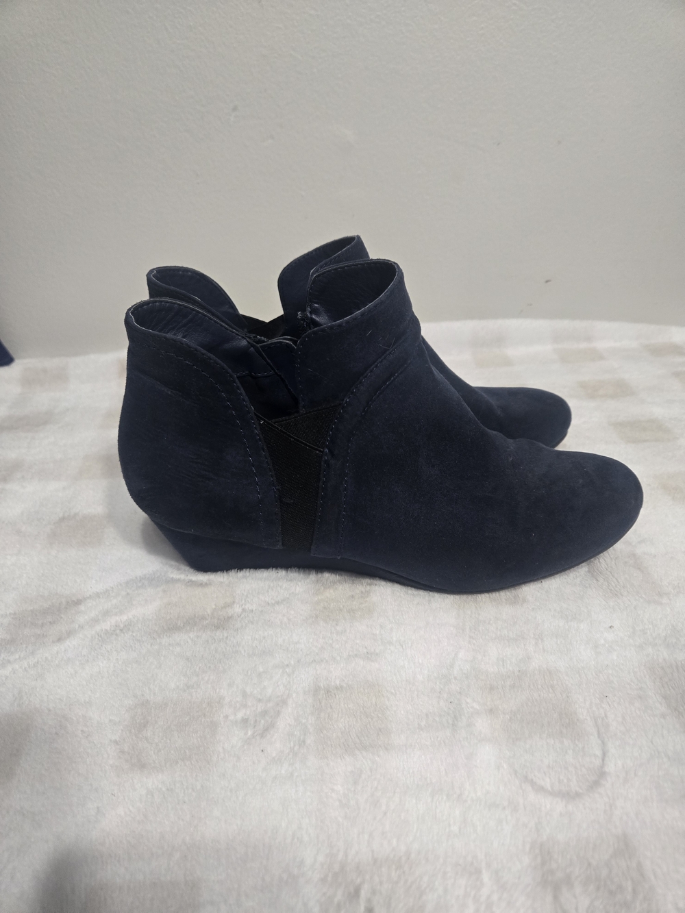 Croft & Barrow Women’s Blue Suede Ankle Booties Zip Round Toe Wedge US 9.5